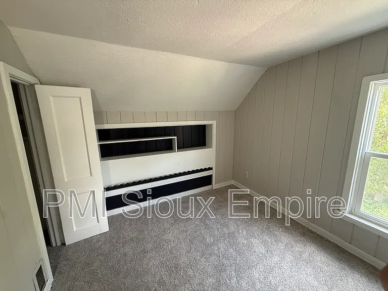 918 W 10th St — Photo 7