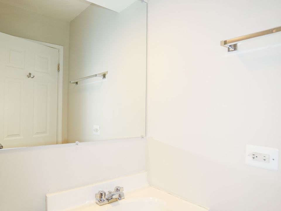 1st image of 5908 N Kenmore Ave #306