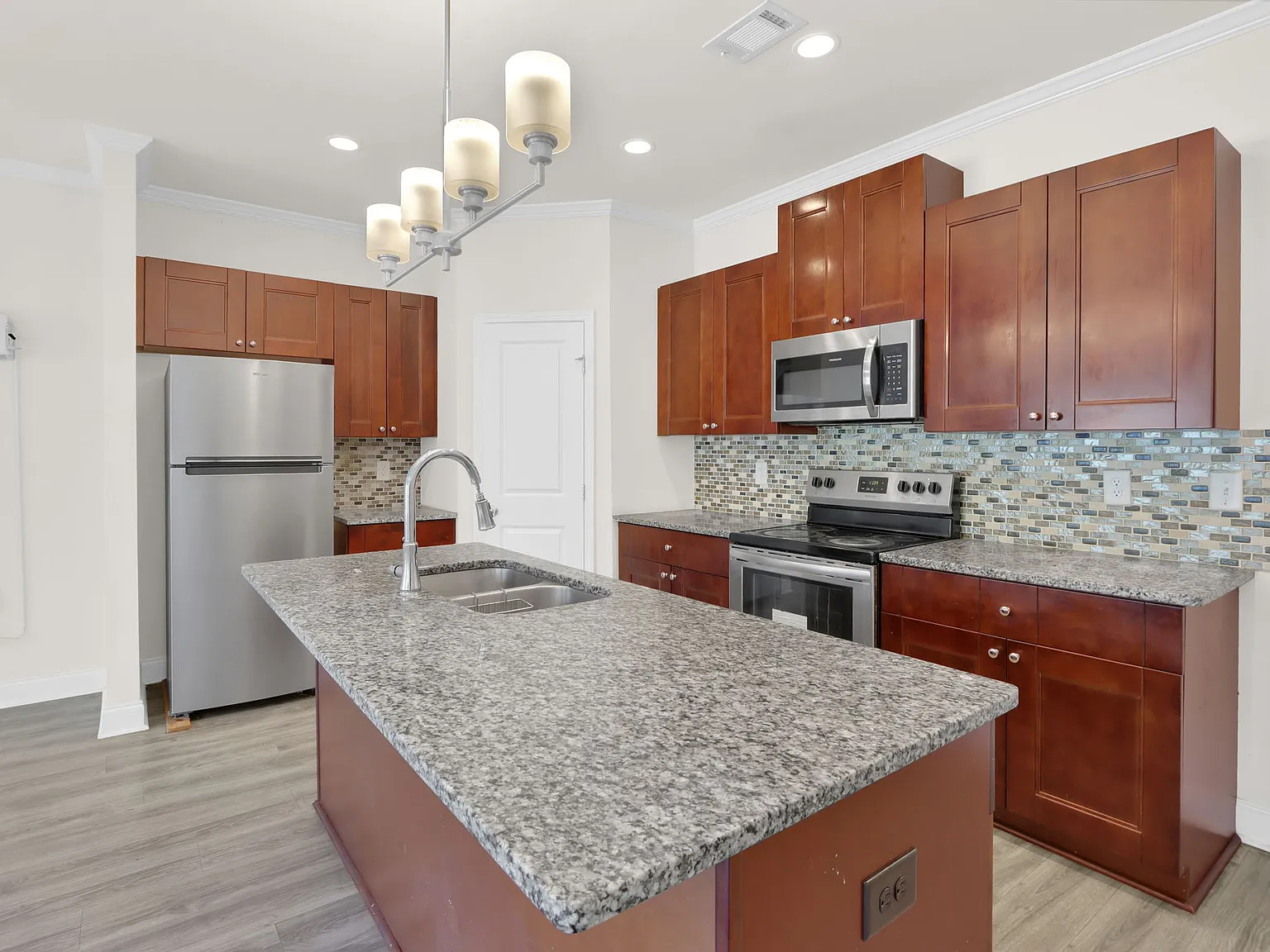 4 bed, 3.5 bath, 2460 sqft, $2,550 — Photo 4