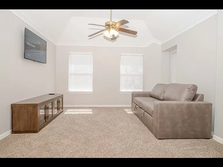 801 Paisley Ln — Photo 6