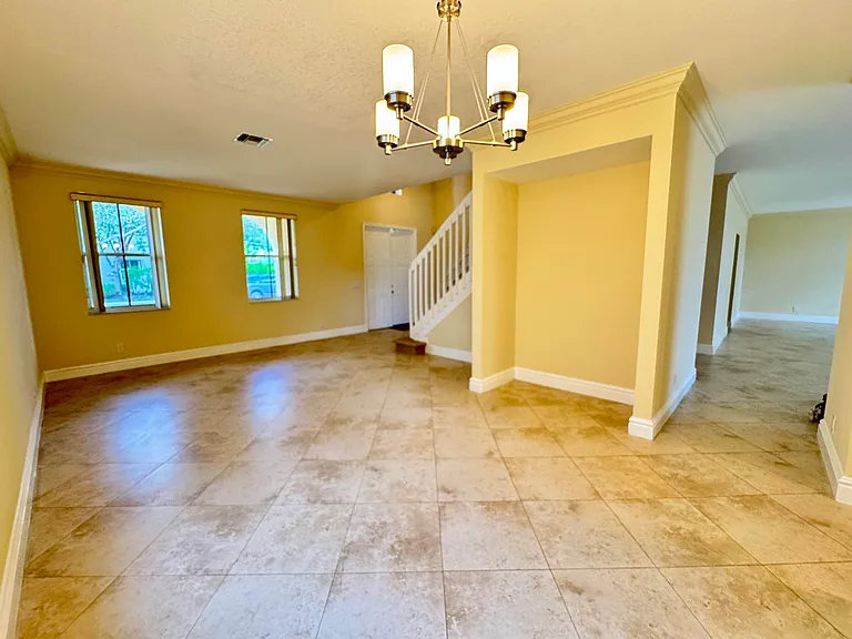 898 Tulip Cir — Photo 8
