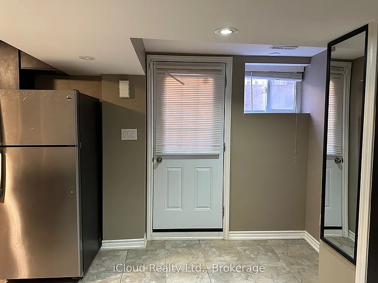 5215 Micmac Cres #LOWER — Photo 4