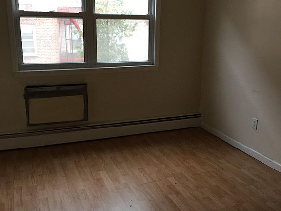 4th image of 42 Bay 31 St