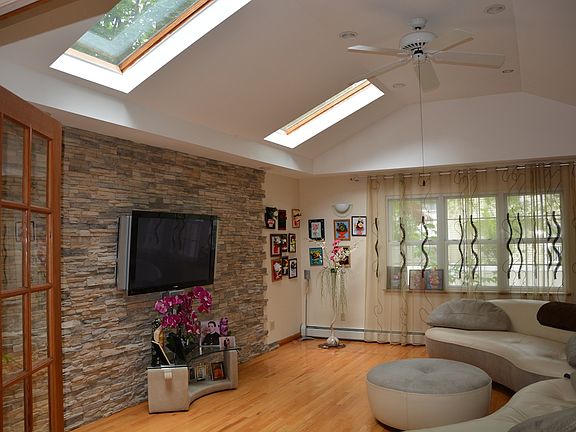 2nd image of 36 Garden View Ter #1X