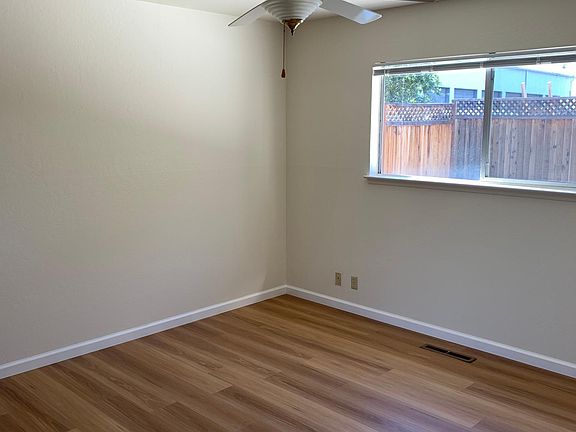 4th image of 131 Carlton Ave APT 4