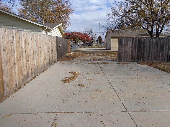 Direct access from street to ally