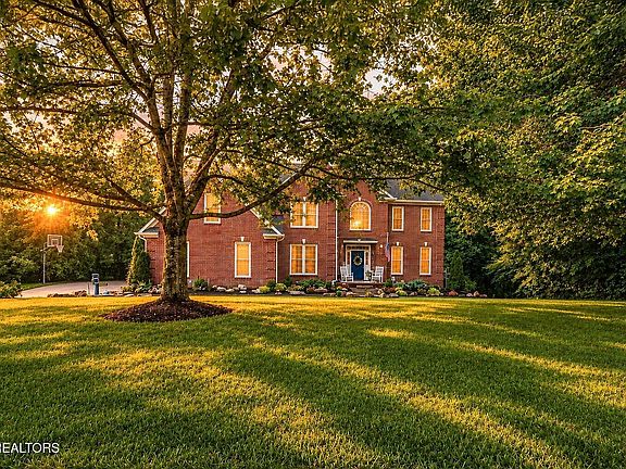 3rd image of 609 Trowbridge Ln