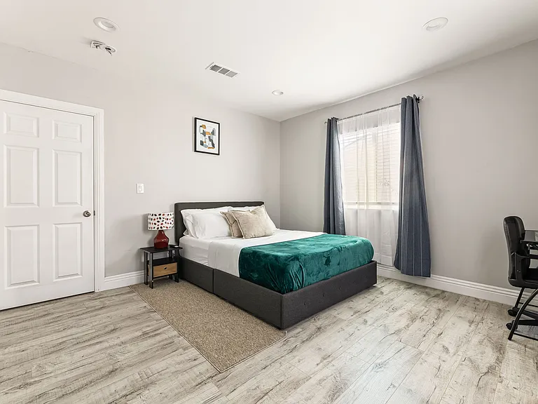 2144 W 75th St — Photo 34