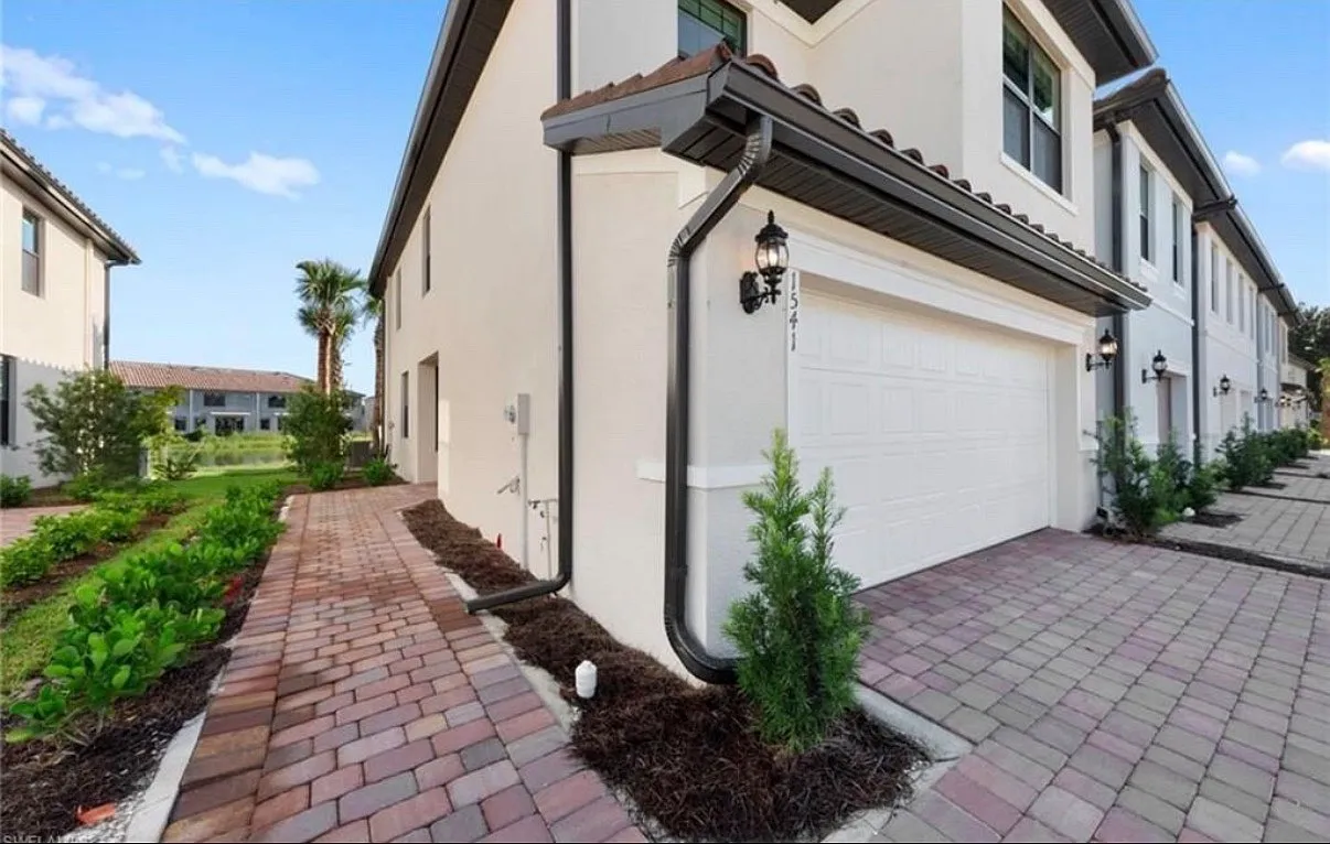 3 bed, 2.5 bath, 1700 sqft, $2,300 — Photo 3