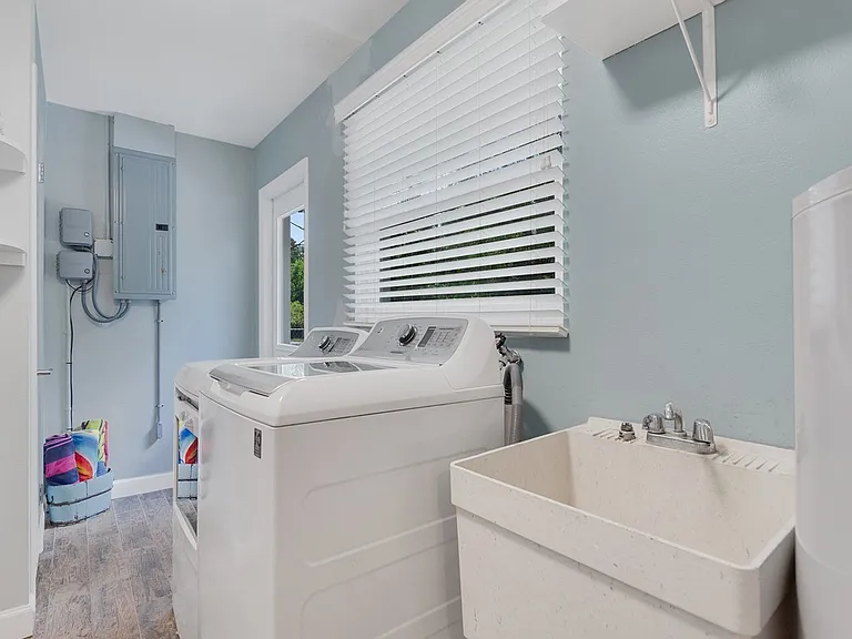 706 Iris Ln — Photo 22