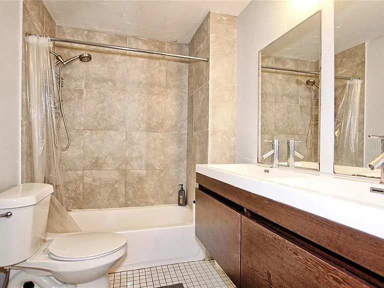3001 E Jefferson St — Photo 30