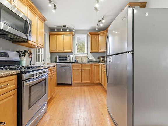 4th image of 86 Hiawatha Blvd