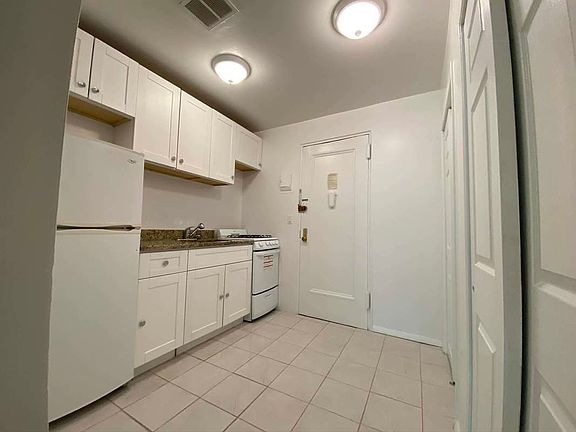 4th image of 270 W 25th St #44