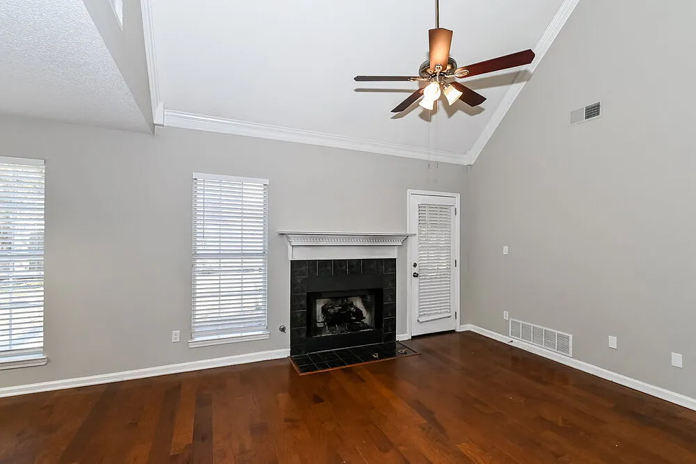 3 bed, 2.5 bath, 1918 sqft, $2,020 — Photo 4