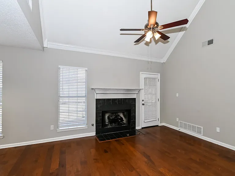 1950 Pecan Ln N — Photo 4
