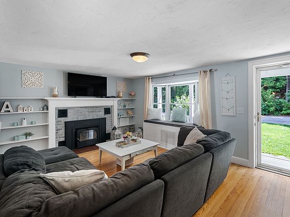 4th image of 20 Woodlawn Dr