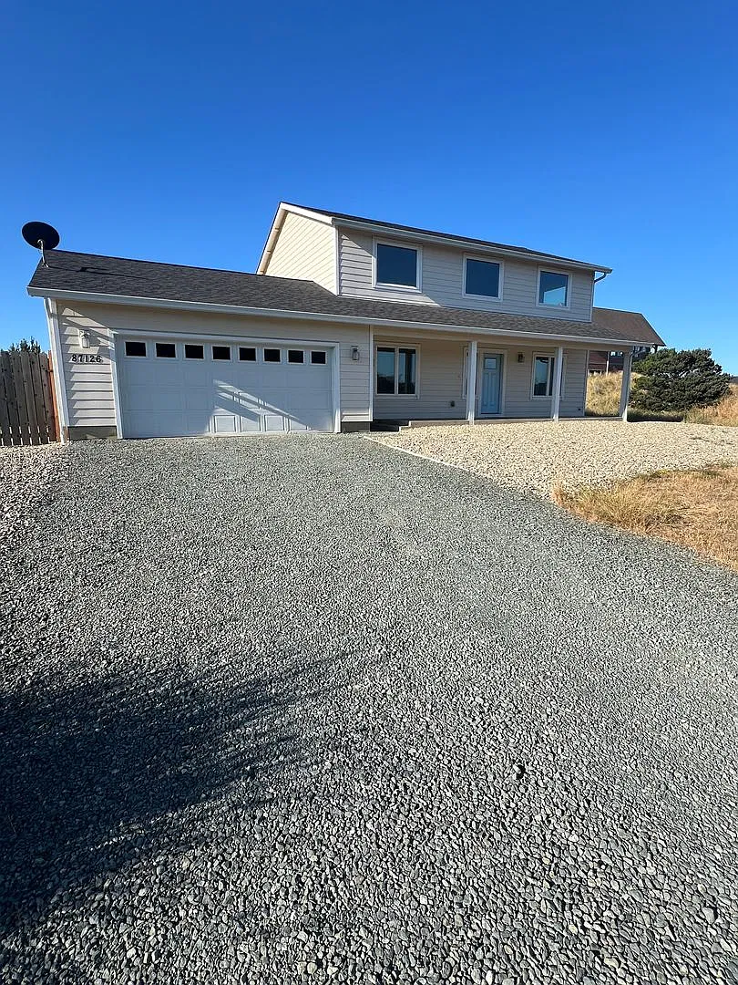 Beautiful 3 bedroom, 2 1/2 bath House with Ocean View! — Photo 3