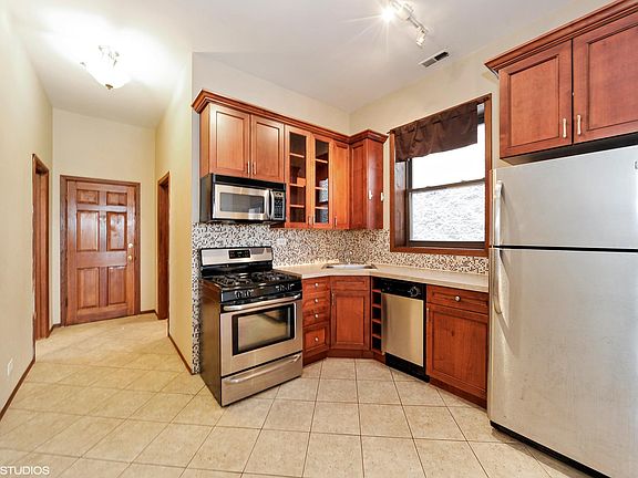 2nd image of 3831 N Southport Ave Floor 3