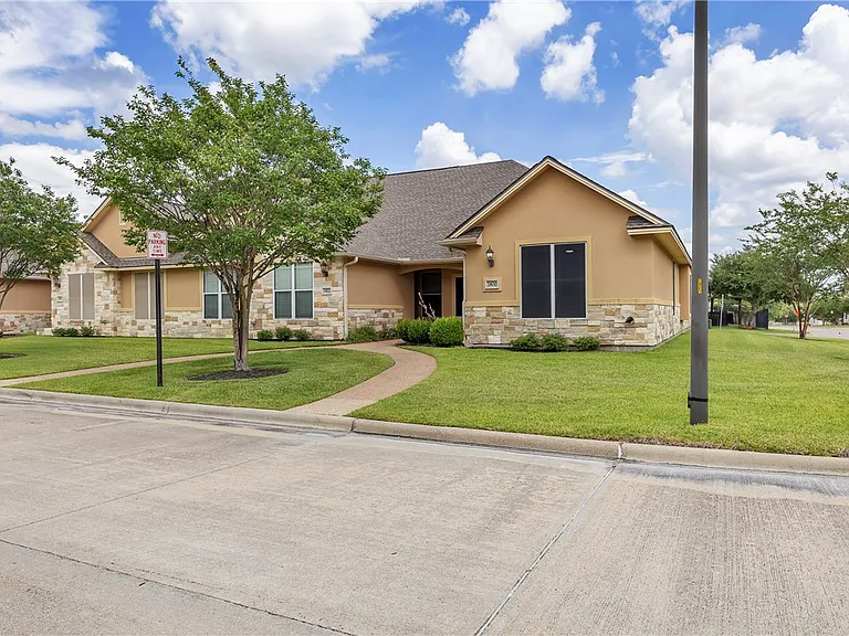 3800 Blackhawk Ln — Photo 2