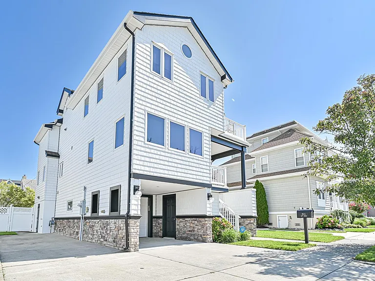 25 S 31st Ave — Photo 3