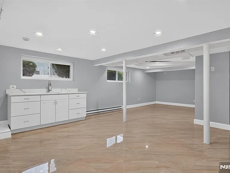 670 John St — Photo 14