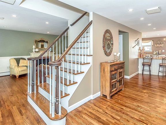 3rd image of 32 Midwood Dr