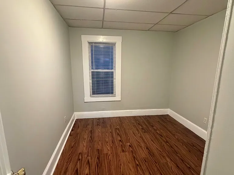 75 Crapo St New Bedford Spacious 3 Bedroom / 1 Bath New Appliances, Near the Beach! — Photo 19