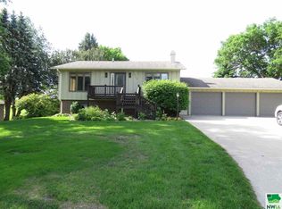 505 E Heritage Ct SE, Orange City, IA 51041