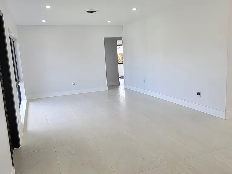 310 W 60th St — Photo 3