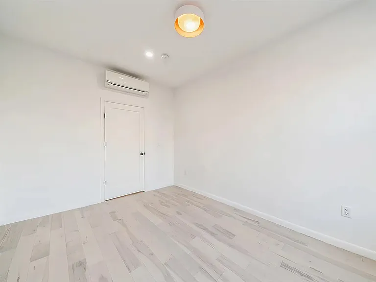 216 Halladay St #4 — Photo 4