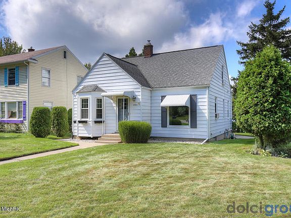 3rd image of 2883 Botsford Pl NE