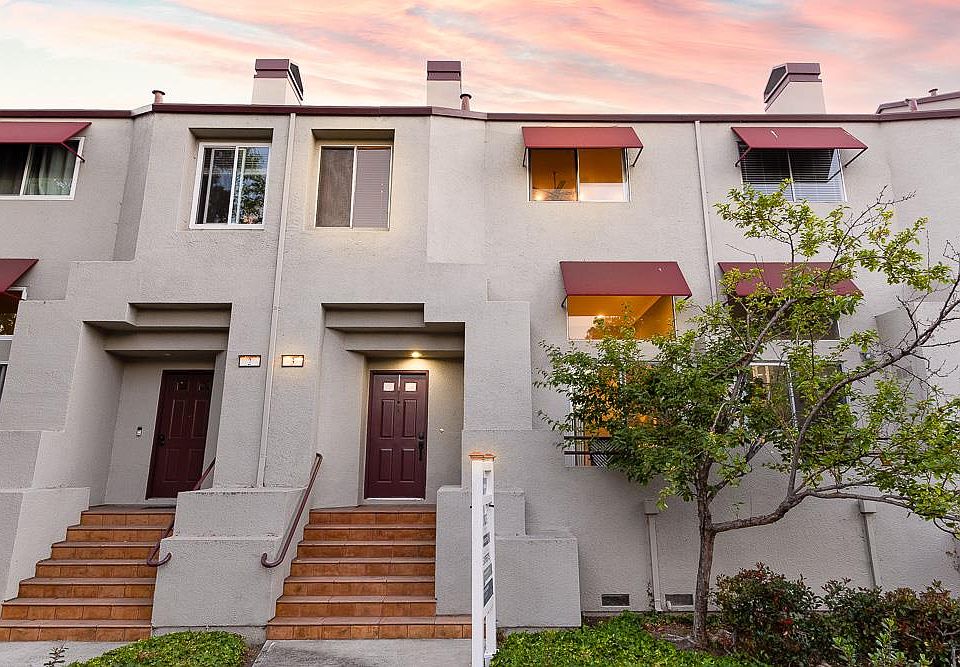 1st image of 3 E Court Ln