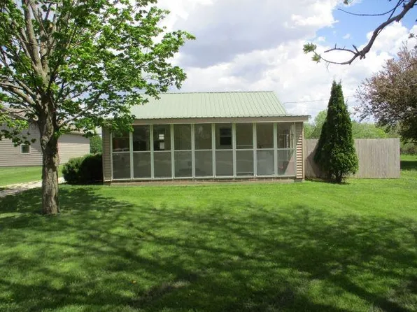24 N Huron St, Emmetsburg, IA 50536