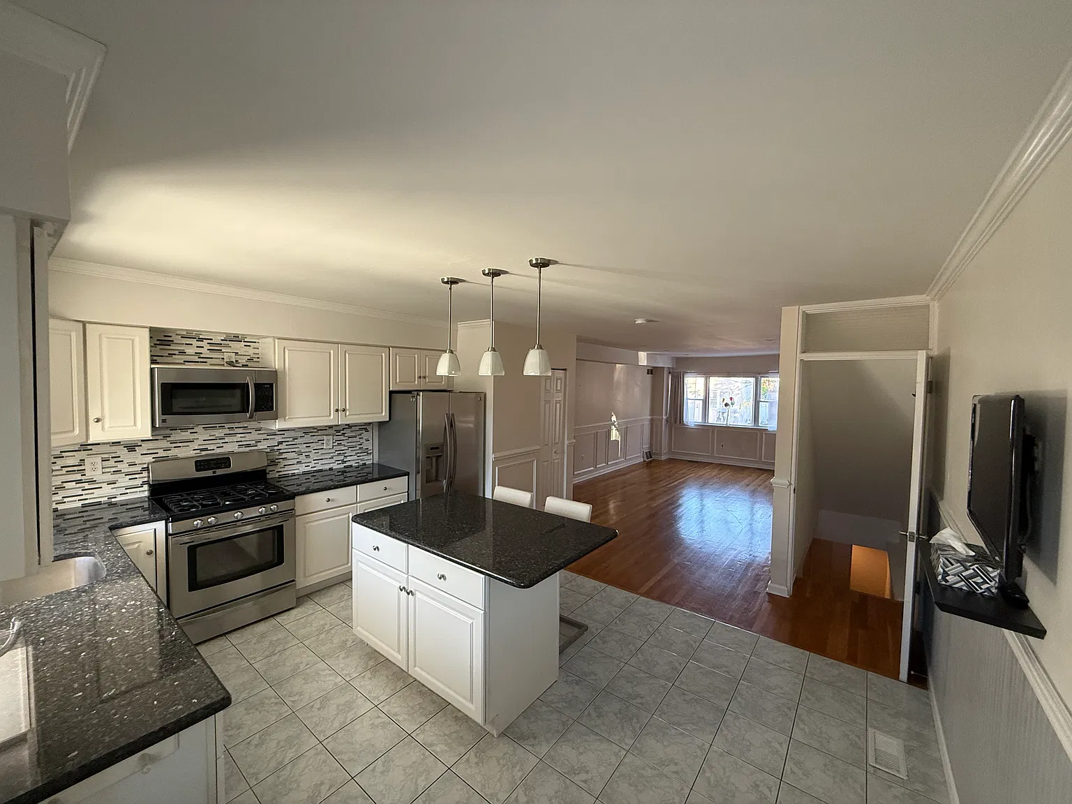 3 bed, 1350 sqft, $2,650 — Photo 3