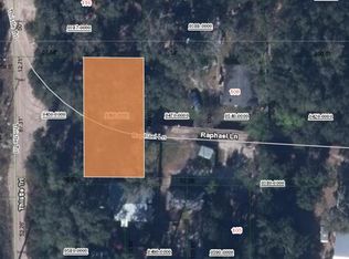 100 Raphael Ln, Hawthorne, FL 32640