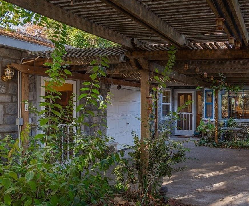 1st image of 3884 Berkesey Ln