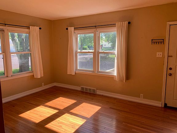3rd image of 810 E Wilson Ave