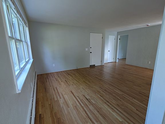 3rd image of 371 Indian Church Rd APT 2
