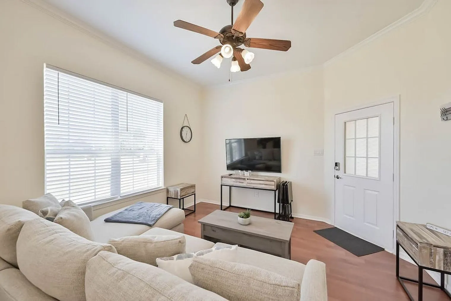 4 bed, 3.0 bath, 3918 sqft, $11,550 — Photo 3
