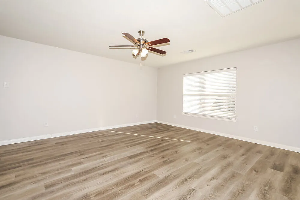3 bed, 2.0 bath, 1376 sqft, $1,810 — Photo 3