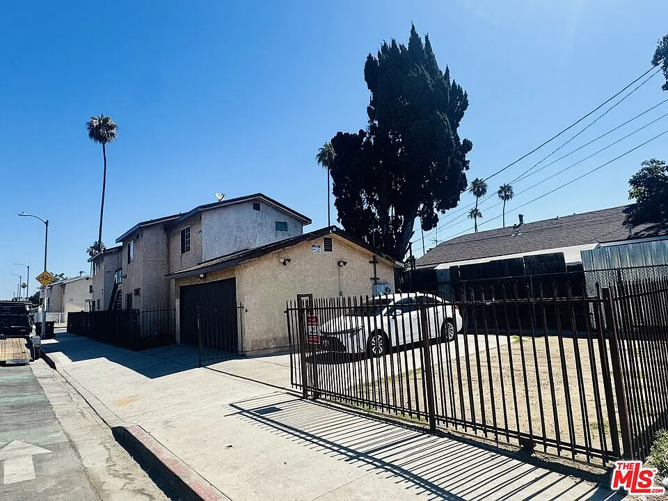 3 bed, 2.0 bath, 1368 sqft, $3,680 — Photo 4