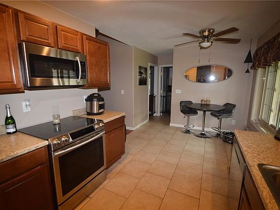 2nd image of 915 Woodland Dr