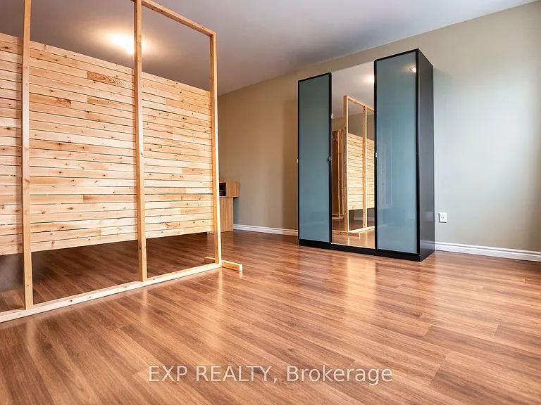 1038 Coxwell Ave #2 — Photo 7