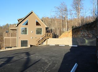 890 Sourwood Dr, Gatlinburg, TN 37738