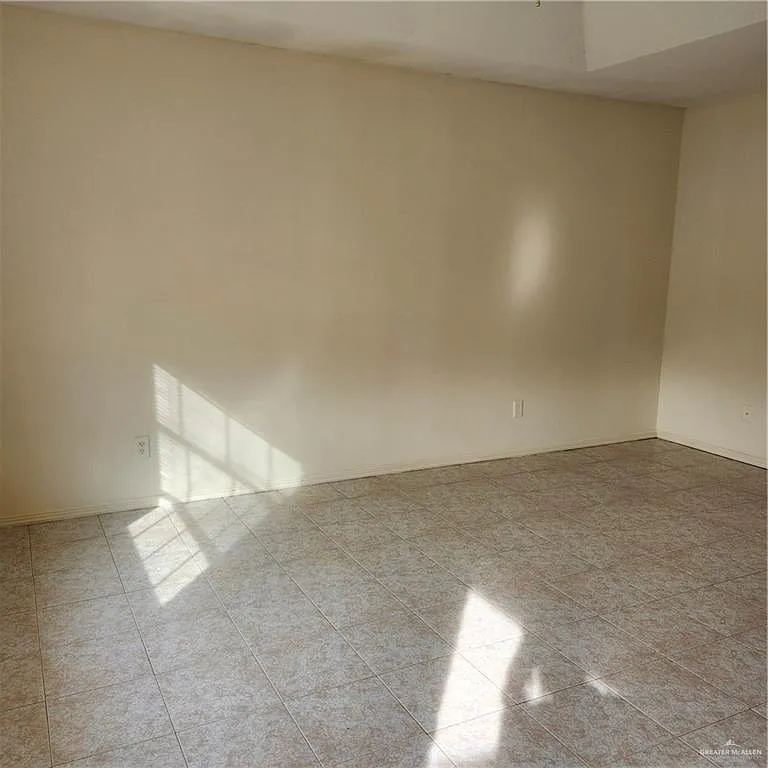2 bed, 1.0 bath, 949 sqft, $750 — Photo 2