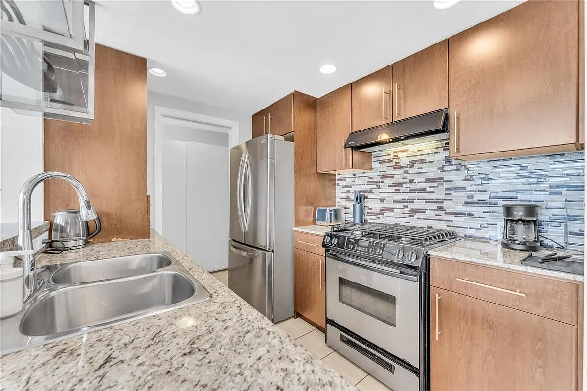 2 bed, 1041 sqft, $4,700 — Photo 4