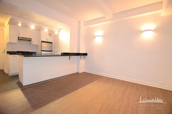 Rented by Manhattan Realty Group | media 2