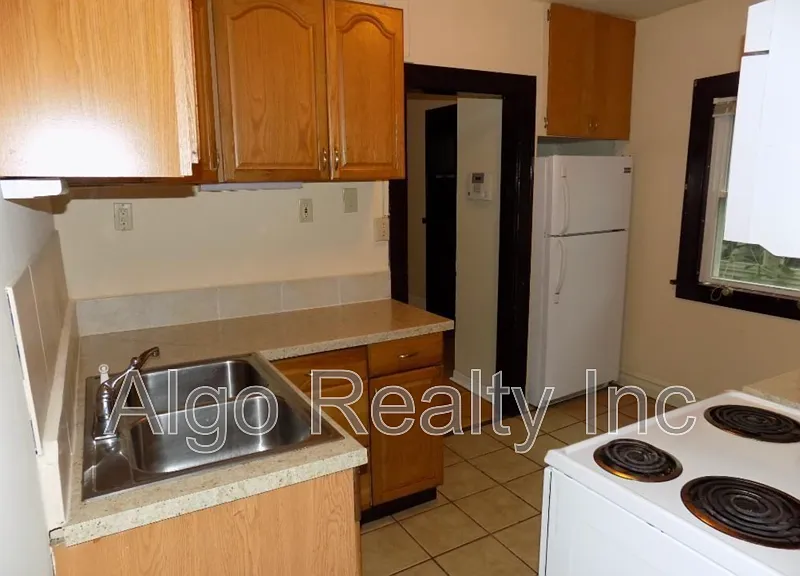 4 bed, 1.0 bath, 1305 sqft, $2,545 — Photo 1