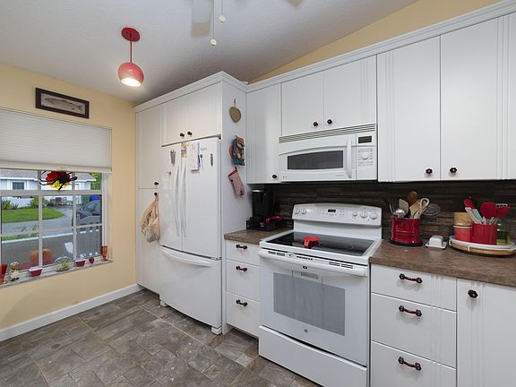5th image of 400 Lakewood Circle #D