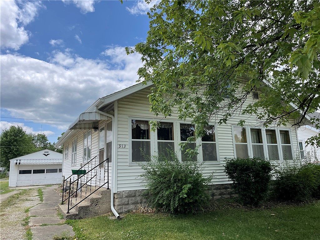 913 N 11th St, Mattoon, IL 61938 | Zillow